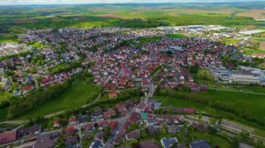  Almanya 'daki eski bir şehir merkezinin havadan görünüşü, güneşli bir bahar gününde Bavyera