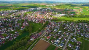  Almanya 'daki eski bir şehir merkezinin havadan görünüşü, güneşli bir bahar gününde Bavyera