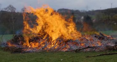 Baharın başında bir tarlada büyük şenlik ateşi yakın.