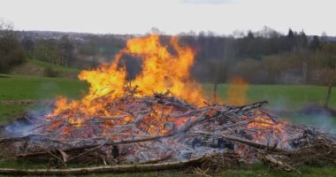 Baharın başında bir tarlada büyük şenlik ateşi yakın.