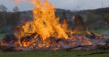  Baharın başında bir tarlada büyük şenlik ateşi yakın.