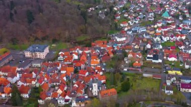 Almanya 'daki eski bir şehir merkezinin havadan görünüşü, güneşli bir bahar gününde Bavyera