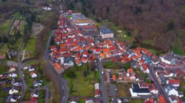  Almanya 'daki eski bir şehir merkezinin havadan görünüşü, güneşli bir bahar gününde Bavyera