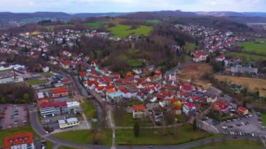  Almanya 'daki eski bir şehir merkezinin havadan görünüşü, güneşli bir bahar gününde Bavyera