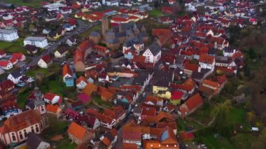  Almanya 'daki eski bir şehir merkezinin havadan görünüşü, güneşli bir bahar gününde Bavyera