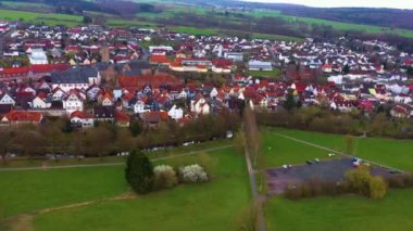  Almanya 'daki eski bir şehir merkezinin havadan görünüşü, güneşli bir bahar gününde Bavyera