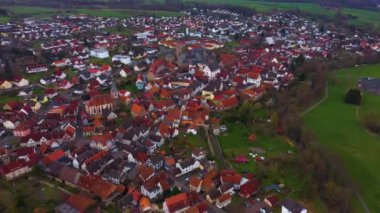  Almanya 'daki eski bir şehir merkezinin havadan görünüşü, güneşli bir bahar gününde Bavyera