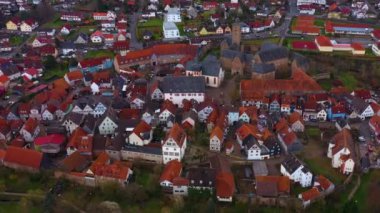  Almanya 'daki eski bir şehir merkezinin havadan görünüşü, güneşli bir bahar gününde Bavyera