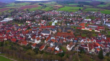  Almanya 'daki eski bir şehir merkezinin havadan görünüşü, güneşli bir bahar gününde Bavyera