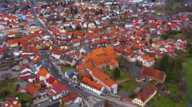 Güney Almanya 'da güneşli bir bahar gününde eski bir şehir manzarası