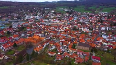 Güney Almanya 'da güneşli bir bahar gününde eski bir şehir manzarası