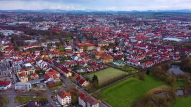Güney Almanya 'da güneşli bir bahar gününde eski bir şehir manzarası