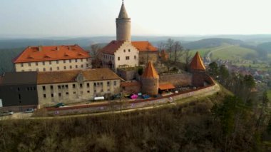 Güney Almanya 'da güneşli bir bahar gününde eski bir şehir manzarası
