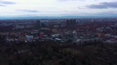 Güney Almanya 'da güneşli bir bahar gününde eski bir şehir manzarası