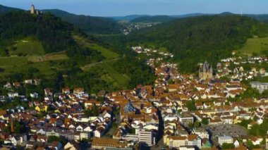 Güney Almanya 'da güneşli bir bahar gününde eski bir şehir manzarası