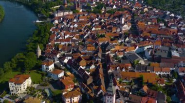 Güney Almanya 'da güneşli bir bahar gününde eski bir şehir manzarası