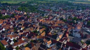 Güney Almanya 'da güneşli bir bahar gününde eski bir şehir manzarası