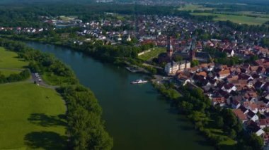 Güney Almanya 'da güneşli bir bahar gününde eski bir şehir manzarası