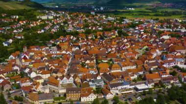 Güney Almanya 'da güneşli bir bahar gününde eski bir şehir manzarası