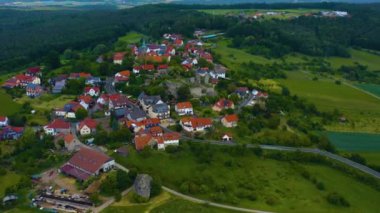 Güney Almanya 'da güneşli bir bahar gününde eski bir şehir manzarası