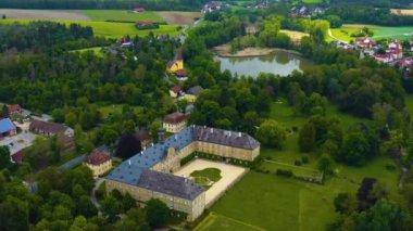  Almanya 'daki eski bir şehir merkezinin havadan görünüşü, güneşli bir bahar gününde Bavyera