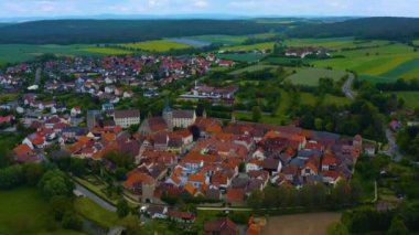  Almanya 'daki eski bir şehir merkezinin havadan görünüşü, güneşli bir bahar gününde Bavyera