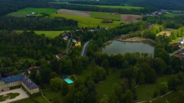  Almanya 'daki eski bir şehir merkezinin havadan görünüşü, güneşli bir bahar gününde Bavyera