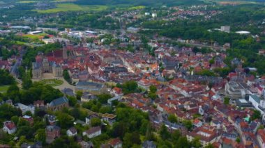  Almanya 'daki eski bir şehir merkezinin havadan görünüşü, güneşli bir bahar gününde Bavyera
