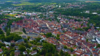  Almanya 'daki eski bir şehir merkezinin havadan görünüşü, güneşli bir bahar gününde Bavyera