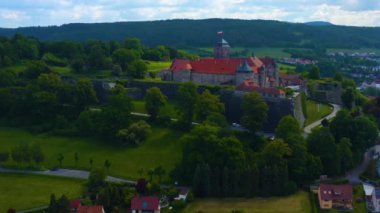  Almanya 'daki eski bir şehir merkezinin havadan görünüşü, güneşli bir bahar gününde Bavyera