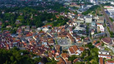  Almanya 'daki eski bir şehir merkezinin havadan görünüşü, güneşli bir bahar gününde Bavyera