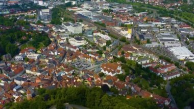  Almanya 'daki eski bir şehir merkezinin havadan görünüşü, güneşli bir bahar gününde Bavyera
