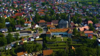  Almanya 'daki eski bir şehir merkezinin havadan görünüşü, güneşli bir bahar gününde Bavyera