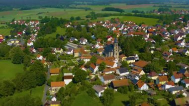  Almanya 'daki eski bir şehir merkezinin havadan görünüşü, güneşli bir bahar gününde Bavyera