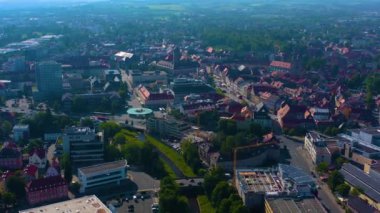  Almanya 'daki eski bir şehir merkezinin havadan görünüşü, güneşli bir bahar gününde Bavyera