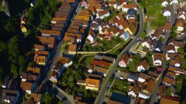  Almanya 'daki eski bir şehir merkezinin havadan görünüşü, güneşli bir bahar gününde Bavyera