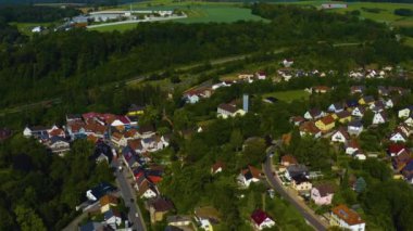  Almanya 'daki eski bir şehir merkezinin havadan görünüşü, güneşli bir bahar gününde Bavyera