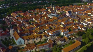  Almanya 'daki eski bir şehir merkezinin havadan görünüşü, güneşli bir bahar gününde Bavyera