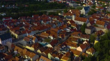  Almanya 'daki eski bir şehir merkezinin havadan görünüşü, güneşli bir bahar gününde Bavyera