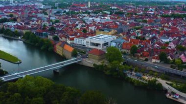  Almanya 'daki eski bir şehir merkezinin havadan görünüşü, güneşli bir bahar gününde Bavyera