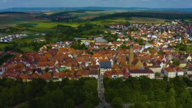  Almanya 'daki eski bir şehir merkezinin havadan görünüşü, güneşli bir bahar gününde Bavyera