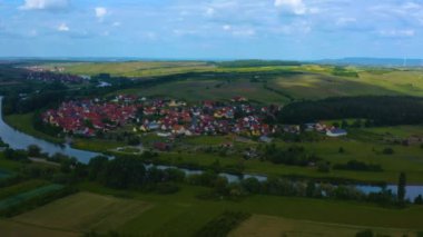  Almanya 'daki eski bir şehir merkezinin havadan görünüşü, güneşli bir bahar gününde Bavyera