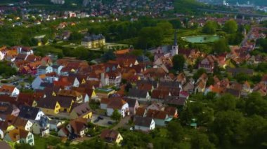  Almanya 'daki eski bir şehir merkezinin havadan görünüşü, güneşli bir bahar gününde Bavyera