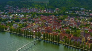  Almanya 'daki eski bir şehir merkezinin havadan görünüşü, güneşli bir bahar gününde Bavyera