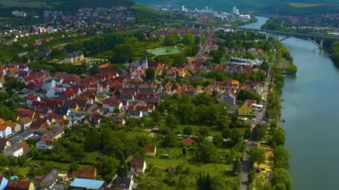  Almanya 'daki eski bir şehir merkezinin havadan görünüşü, güneşli bir bahar gününde Bavyera