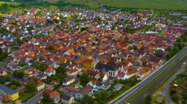  Almanya 'daki eski bir şehir merkezinin havadan görünüşü, güneşli bir bahar gününde Bavyera