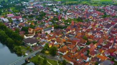  Almanya 'daki eski bir şehir merkezinin havadan görünüşü, güneşli bir bahar gününde Bavyera