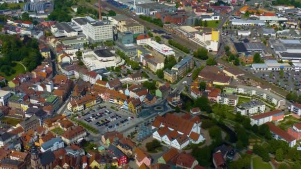  Luftaufnahme einer Altstadt in Deutschland, Bayern an einem sonnigen Frühlingstag