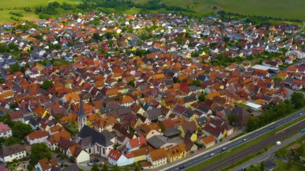 日当たりの良い春の日にドイツ バイエルン州の旧市街中心部の空中ビュー — ストック動画