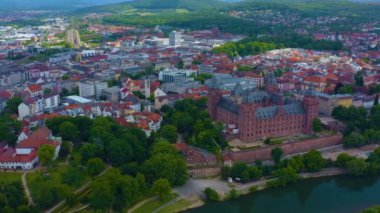  Almanya 'daki eski bir şehir merkezinin havadan görünüşü, Bahar günü güneşli bir günde Bavyera
